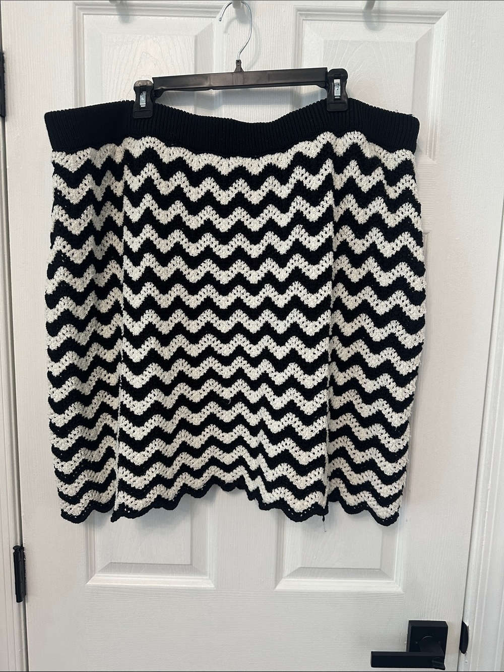 Black & White Zigzag Knit Skirt worn once